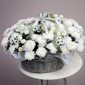 Композиция в корзине "Снежная лавина" из хризантем в Долгопрудном