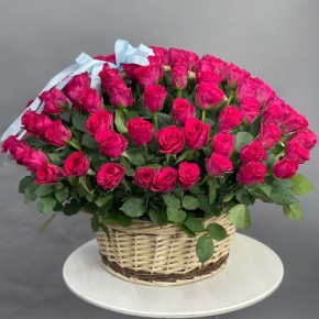 Композиция в корзине из 151 малиновой розы в Долгопрудном