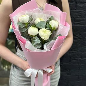 Букет-комплимент из 5 белых ранункулюсов в Долгопрудном