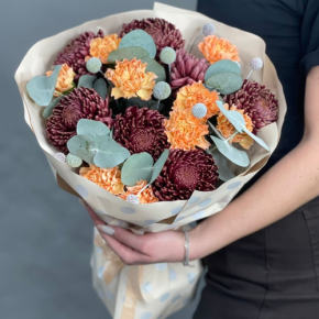 Букет "Персиковый раф" из хризантем Бигоуди, краспедии и диантусов в Долгопрудном