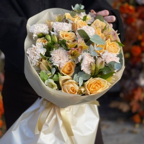 Букет "Пломбирный" из роз Аваланж, диантусов, альстромерий и эвкалипта в Долгопрудном