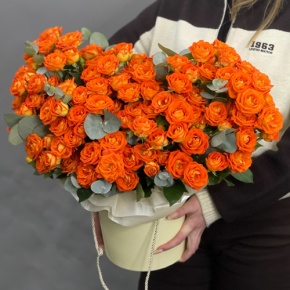 Композиция в шляпной коробке "Закат" из кустовых роз и эвкалипта в Долгопрудном