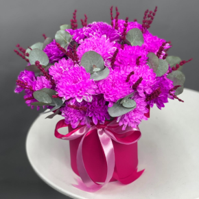 Композиция в шляпной коробке "Магия розового" из хризантем и лаванды в Долгопрудном