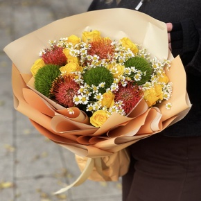 Букет "Зельда" из диантусов Lux, лимонных роз, лейко и ромашек в Долгопрудном