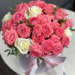 Композиция в шляпной коробке из белых и кустовых коралловых роз в Долгопрудном