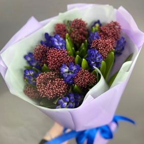 Букет "Твой яркий день" из гиацинтов и скиммии в Долгопрудном