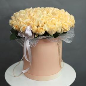 Композиция в шляпной коробке из 101 кремовой розы в Долгопрудном