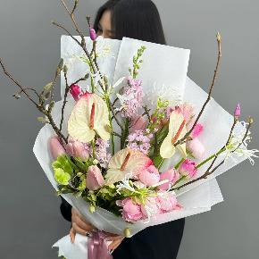 Авторский букет с антуриумами, ранункулюсами и цветущими ветками магнолии в Долгопрудном