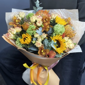 Букет "Сочиняй мечты" из подсолнухов, лейко, вибирнума, орхидей, калл, кустовых роз и талинума в Долгопрудном