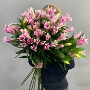 Букет из 17 розовых лилий в Долгопрудном