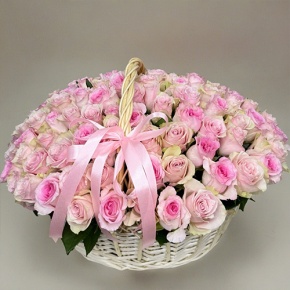Композиция в корзине из 101 кенийской розы нежный микс (40 см) в Долгопрудном