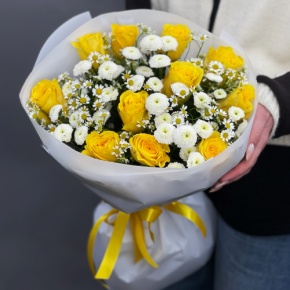 Букет "Синди" из лимонных роз, ромашек и хризантем сантини в Долгопрудном