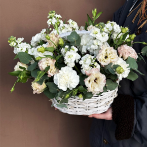 Композиция в корзине "Фея" из маттиол, диантусов, эустом и эвкалипта в Долгопрудном