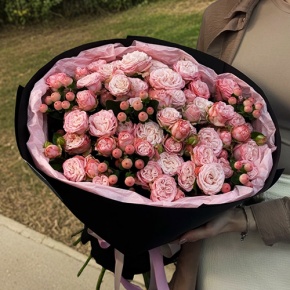 Букет из кустовых роз Бомбастик и гиперикума (50 см) в Долгопрудном