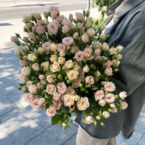 Букет из 31 кустовой розы микс (70 см) в Долгопрудном