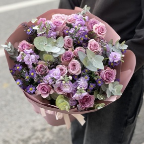 Букет "Хрустальный" из роз, астера и ароматных маттиол в Долгопрудном