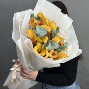 Букет из 17 оранжевых калл с эвкалиптом в Долгопрудном