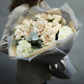 Букет "Вайб" из роз Эквадор Квиксенд, гортензии и кустовых роз в Долгопрудном