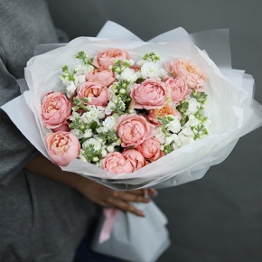 Букет "Наоми" из кустовых пионовидных роз Джульетта и ароматных маттиол в Долгопрудном