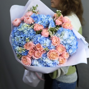 Букет "Тону в твоих глазах" из кустовых пионовидных роз Джульетта, хамелациума и гортензий в Долгопрудном