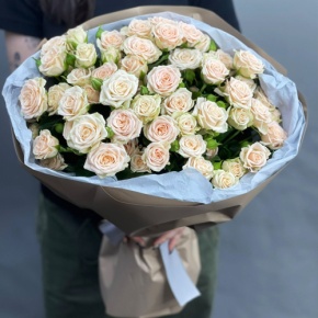 Нежный букет из 17 кремовых кустовых роз (60 см) в Долгопрудном