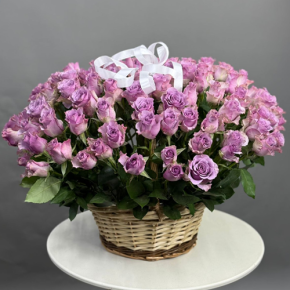 Композиция в корзине из 131 кенийской розы (40 см) в Долгопрудном