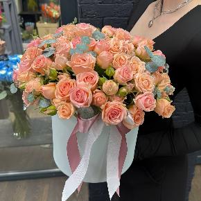 Композиция из кустовых роз в шляпной коробке " Персиковый мусс" в Долгопрудном
