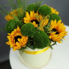 Композиция в шляпной коробке из подсолнухов и диантусов люкс в Долгопрудном