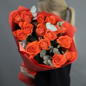 Букет из 15 морковных роз с эвкалиптом (70 см) в Долгопрудном