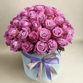 Композиция в шляпной коробке из 51 розы Меритим в Долгопрудном