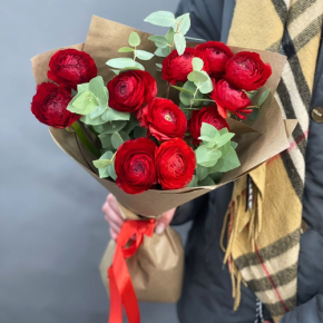 Букет из 11 ранункулюсов и эвкалипта в Долгопрудном