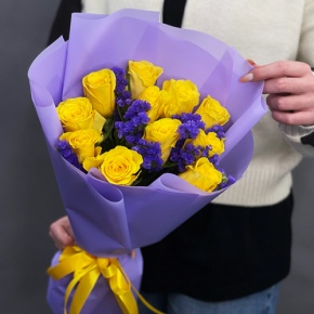 Букет "Лейкерс" из лимонных роз и статицы в Долгопрудном