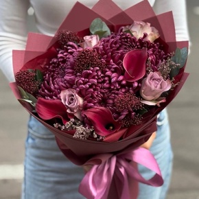 Букет "Импульс" из скиммии, калл, роз и хризантем Бигоуди в Долгопрудном