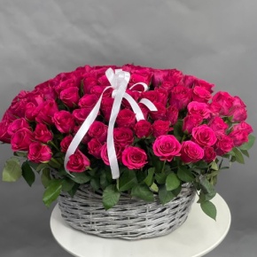 Композиция в корзине из 101 малиновой розы (40 см) в Долгопрудном