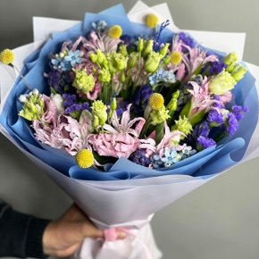 Букет "Загадка вечности" из гиацинтов, нерине, тюльпанов и оксипеталума в Долгопрудном