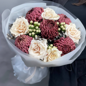 Букет "Всё что тебе касается" из хризантем Бигоуди, роз Эквадор Квиксенд и гиперикума в Долгопрудном