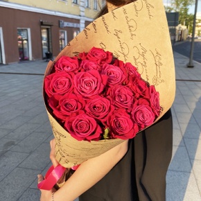 Букет из 15 роз Шангрила в крафте (60 см) в Долгопрудном