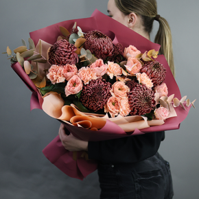 Букет "Осенний блюз" из хризантем Бигоуди, диантусов, скиммии и роз Риджентс парк  в Долгопрудном