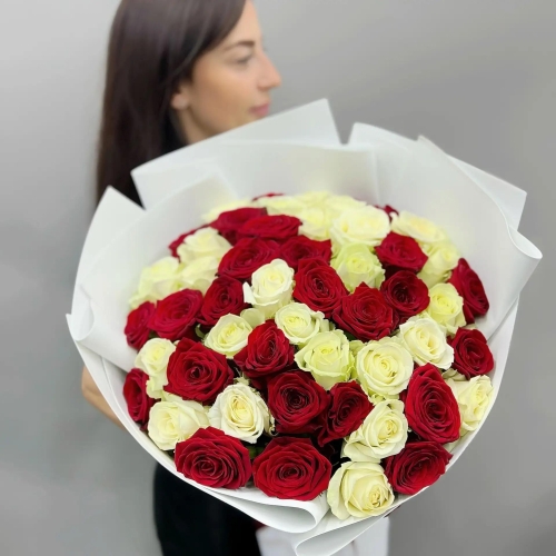 Букет из 51 красно-белой розы 70 см в Долгопрудном