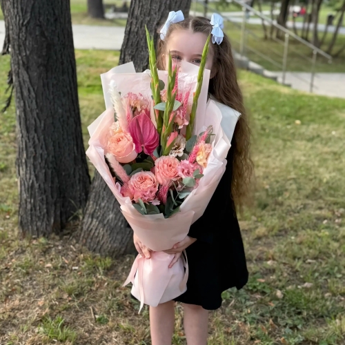 Букет на 1 сентября с гладиолусами, розами и антуриумом в Долгопрудном
