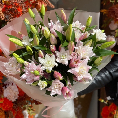 Букет из 11 ароматных пионовидных лилий в Долгопрудном