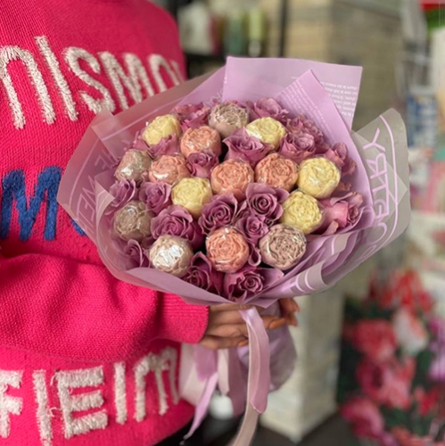 Букет из роз и шоколадных пионов в Долгопрудном