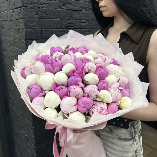 Букет из 51 бело-розового пиона в Долгопрудном