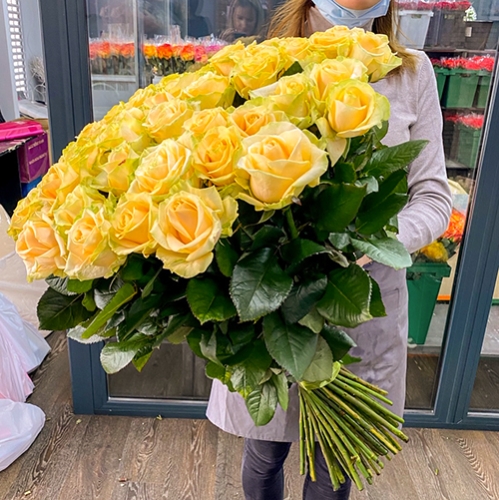 75 роз Аваланж (70 см) в Долгопрудном