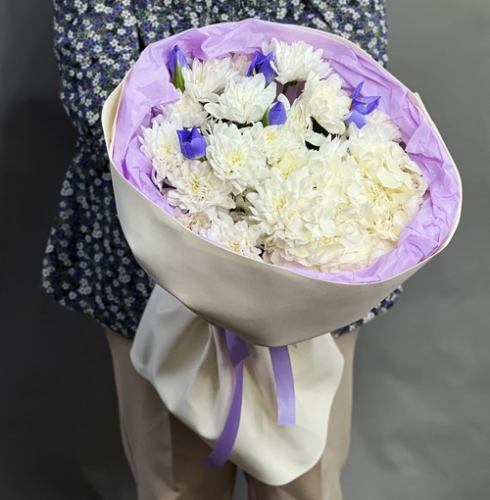 Букет "Грация" из ирисов, гортензии и кустовых хризантем в Долгопрудном