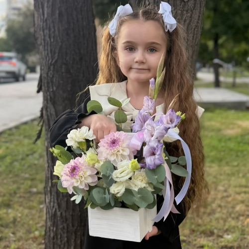 Композиция с георгинами на 1 сентября в белом ящике в Долгопрудном