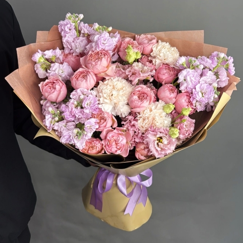 Букет "Амели" из ароматных маттиол, пионовидных кустовых роз Джульетта  эустом и диантусов в Долгопрудном