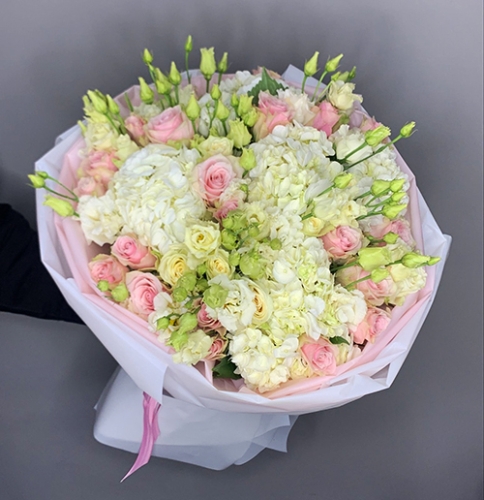 Букет "София" из гортензий, эустом и роз в Долгопрудном