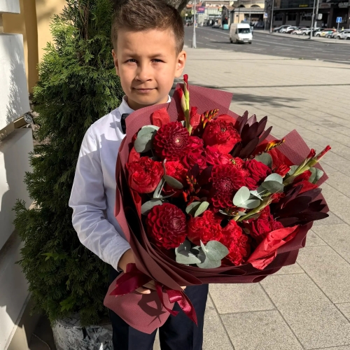 Букет с георгинами, розами и леукадендроном в Долгопрудном