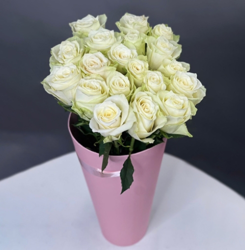 19 белых роз Кения в конусе в Долгопрудном